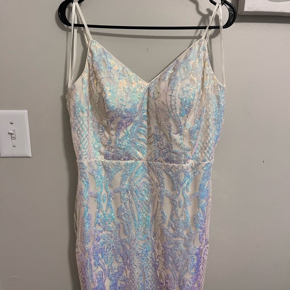 White multi Pattern sequins V-neck mini dress. - Picture 2 of 4